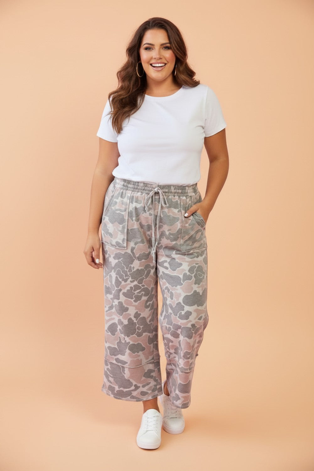 Plus Size Camo Patch Pocket Drawstring Cropped Pants