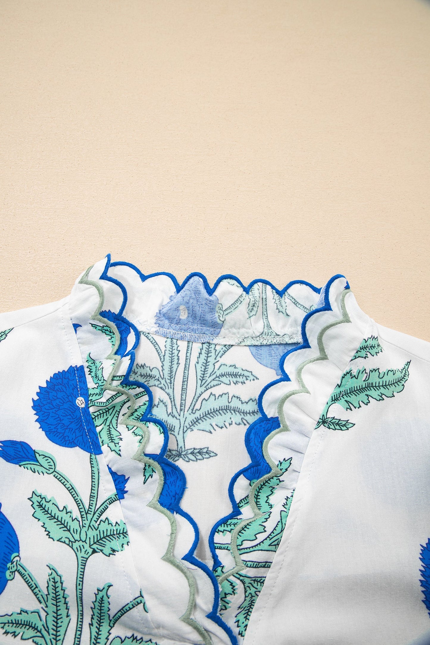 Flower Scallop Contrast Trim Short Sleeve Blouse